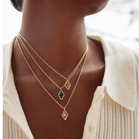 Kendra Scott Framed Abbie Short Pendant Necklace - Picture 2 of 6